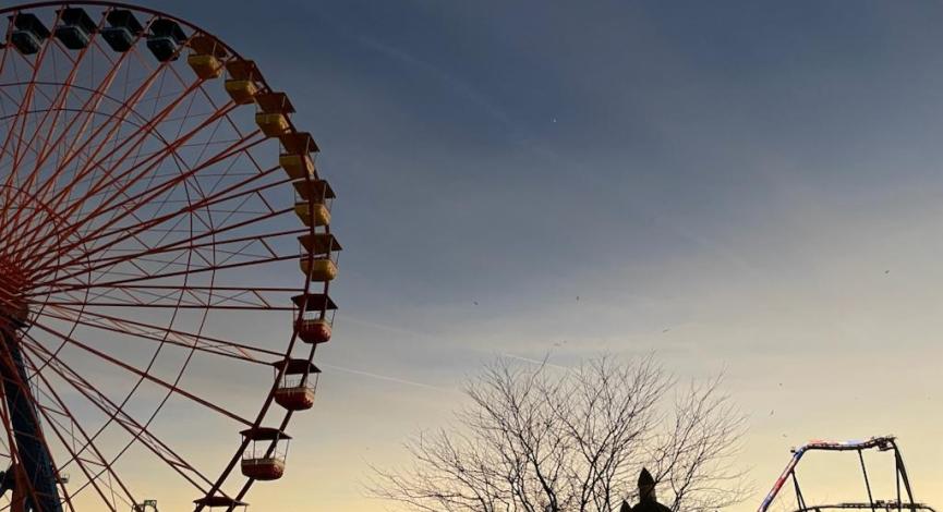 Éclipse solaire sur Cedar Point avec grande roue en premier plan