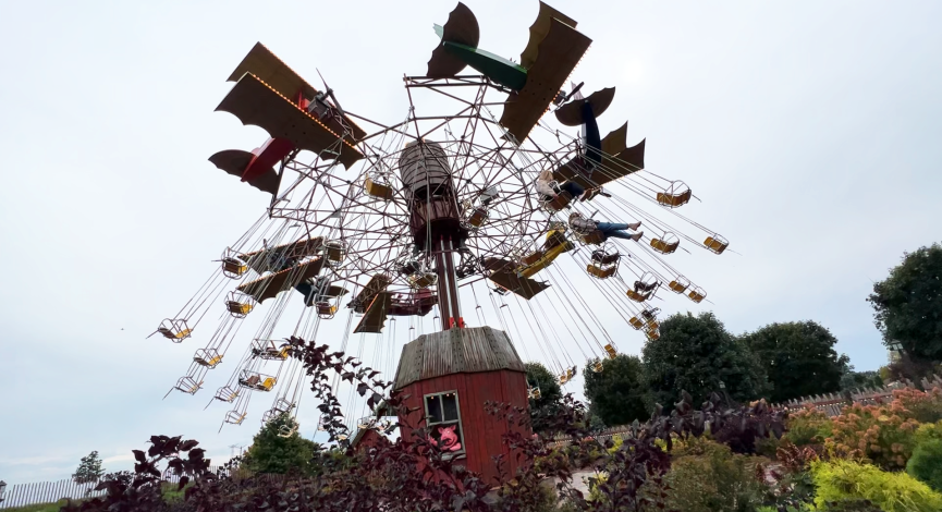 Bengtson's Pumpkin Patch bietet themenbezogene Attraktionen und umfangreiche Landschaftsgestaltung, wie zum Beispiel die windmühlenförmige Luftschaukel
