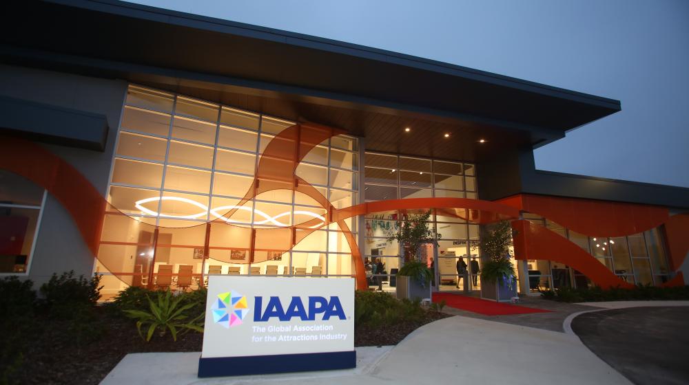 Vista de la sede de IAAPA en Orlando, Florida, de noche