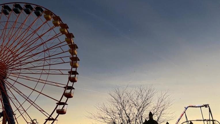 Éclipse solaire sur Cedar Point avec grande roue en premier plan