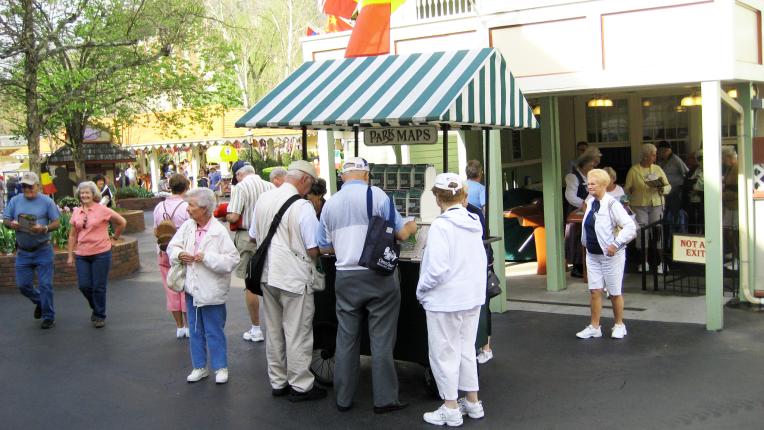 Visitantes se reúnem em frente à estação de mapas do parque em Dollywood