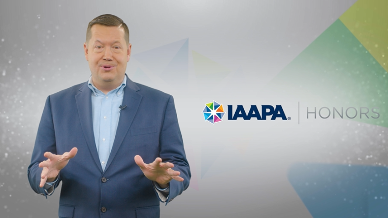 Captura de tela do anúncio do IAAPA Honors, com Scott Fais apresentando os vencedores