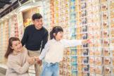 Family visits the cup noodles museum 