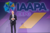 Ken Whiting sur scène à l'IAAPA Expo