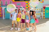 Un groupe d'artistes en costumes de plage d'été posent pour une image promotionnelle pour Merlin Entertainments