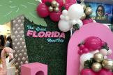Grand affichage de panneau Road Trip en Floride avec un palmier et des ballons.