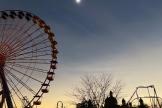 Eclissi solare su Cedar Point con la ruota panoramica in primo piano