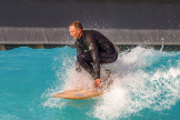 Damon Tudor surfeando