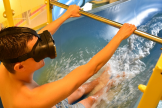 L'ospite indossa un visore VR sull'acquascivolo (fornito da wiegand.waterrides GmbH)