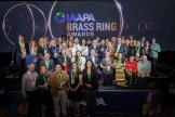 Los ganadores del Brass Ring Award sonríen con sus premios