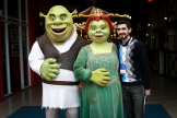 Shrek y la princesa Fiona con los asistentes a la conferencia.