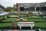 “Illini Fields” es un campo de minigolf de nueve hoyos sobre el techo del nuevo centro de entrenamiento de fútbol de la Universidad de Illinois en Urbana-Champaign.