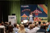 Conférencière Lauren Tidmore, Ed.D. est debout sur un podium lors de la session EDUS Fix Your Trainwreck qui s'est tenue à l'IAAPA Expo 2023