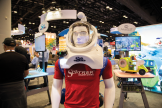 O capacete Sub Sea Systems SeaTrek em exibição na IAAPA Expo 2022.