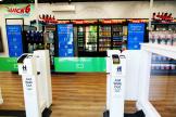 Un scanner de tourniquet, où les clients doivent scanner leurs cartes de crédit pour entrer dans les magasins de proximité Quick 6 des parcs à thème Six Flags