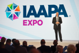 Relatore sul palco di IAAPA Expo