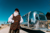 Santa en Skypark de pie frente a un RV