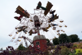 O Pumpkin Patch de Bengtson oferece atrações substancialmente temáticas e paisagismo pesado, como o balanço aéreo em forma de moinho de vento