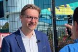 IAAPA-CEO Jakob Wahl führt ein Interview während der Presseveranstaltung „Summer Trends 2024“ im SeaWorld Orlando