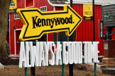 Panneau de flèche jaune d'entrée de Kennywood