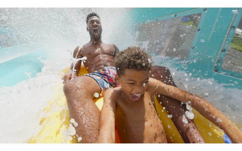 Família desfruta de uma montanha-russa aquática