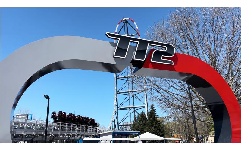 Panneau d'entrée des montagnes russes Top Thrill 2 à Cedar Point, avec le véhicule de montagnes russes en arrière-plan